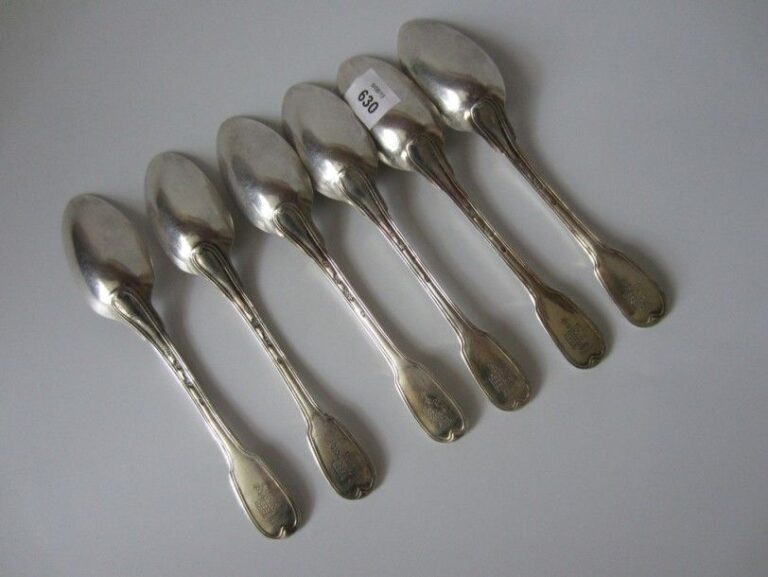 SÉRIE DE SIX PETITES CUILLÈRES en argent, modèle filet; les spatules armoriées sous couronne comtal