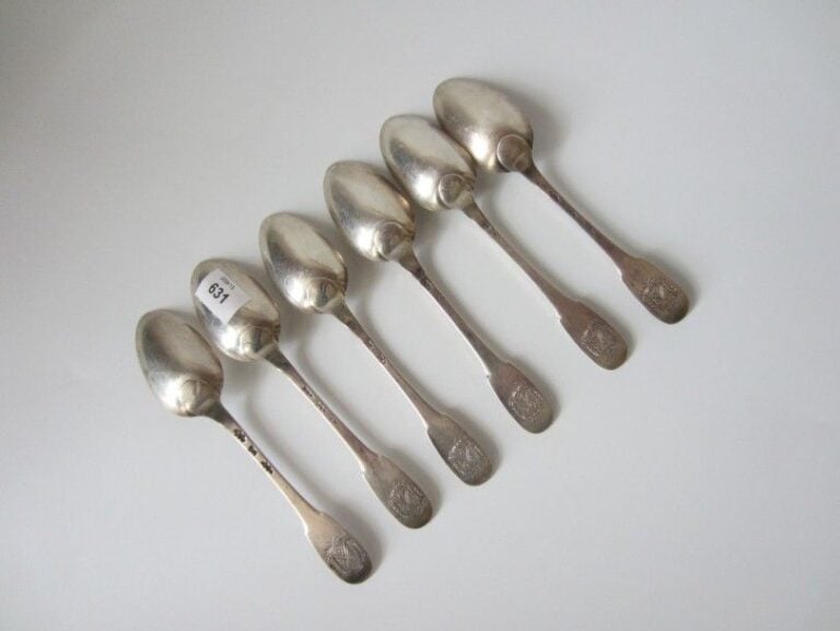 SÉRIE DE SIX PETITES CUILLÈRES en argent uniplat; les spatules armoriées sous couronne comtal