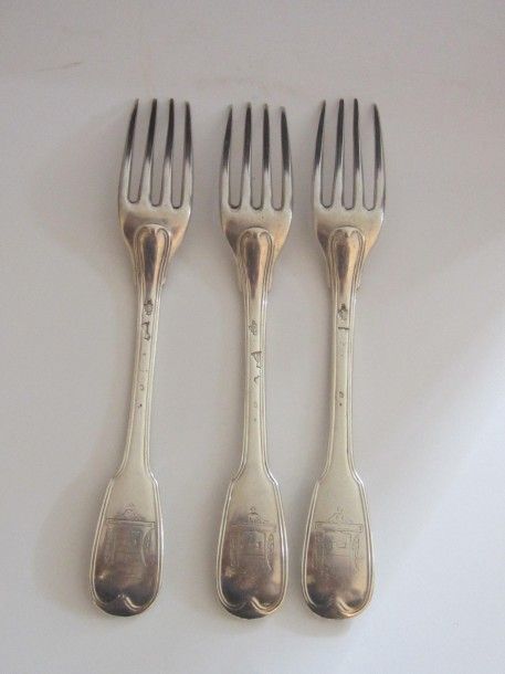 SÉRIE DE TROIS FOURCHETTES en argent, à filets, la spatule gravée d'un blason sous couronne comtal