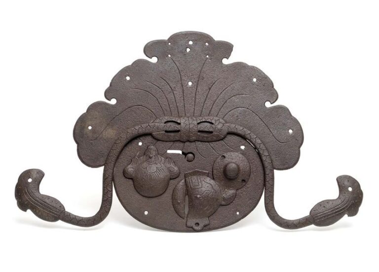 Serrure de porte en métal avec une large plaque décorée du sac de la divinité de la chance Hotei, d’une perle exauçant les souhaits et de pompon