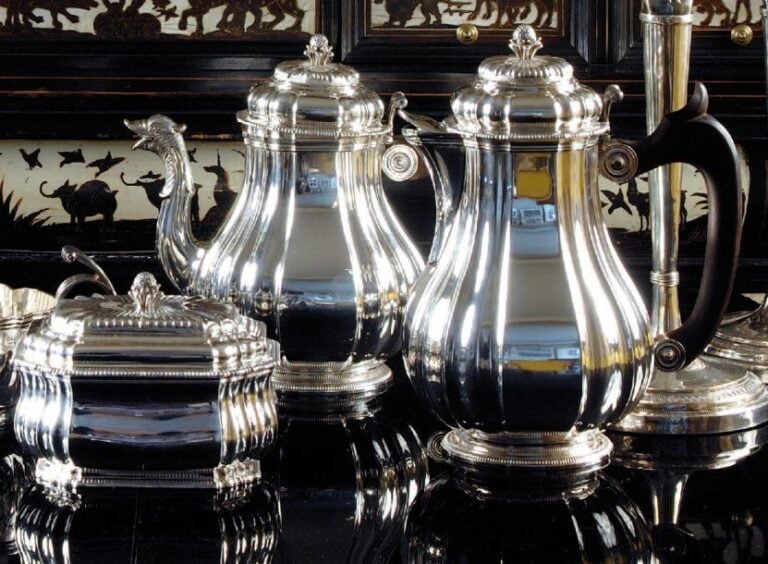 Service 3 pièces en argent composé d'une cafetière, une théière (le bec verseur en tête d'oiseau) et 1 sucrier couvert, les corps à côtes plates et rondes, les couvercles à appuie-pouce, les prises en graine ouverte sur une terrasse de godrons rayonnant