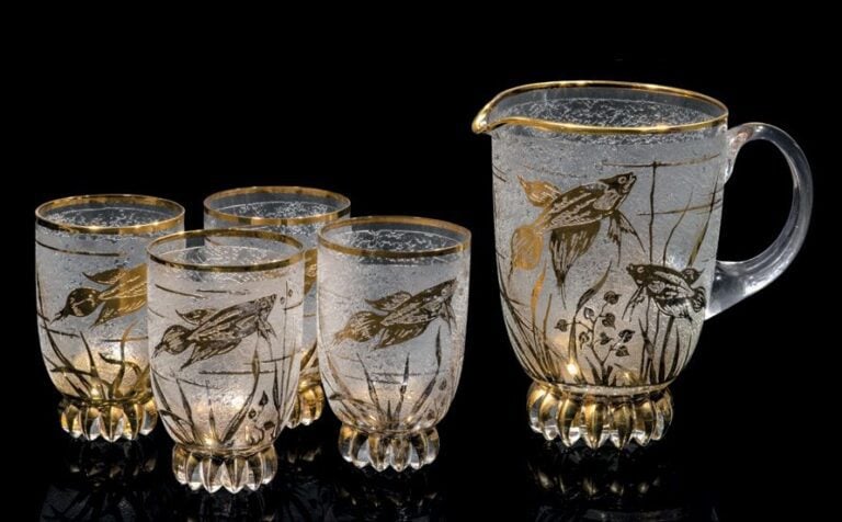 Service à boire comprenant huit gobelets et un pichet en verre givré à décor doré de poissons et d'algues ; bases dentelées et dorée