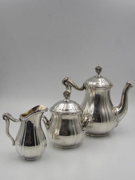SERVICE À CAFÉ en argent (950 millièmes) de style XVIIIe dit «Tête à Tête» composé de sa cafetière, sucrier couvert et piche