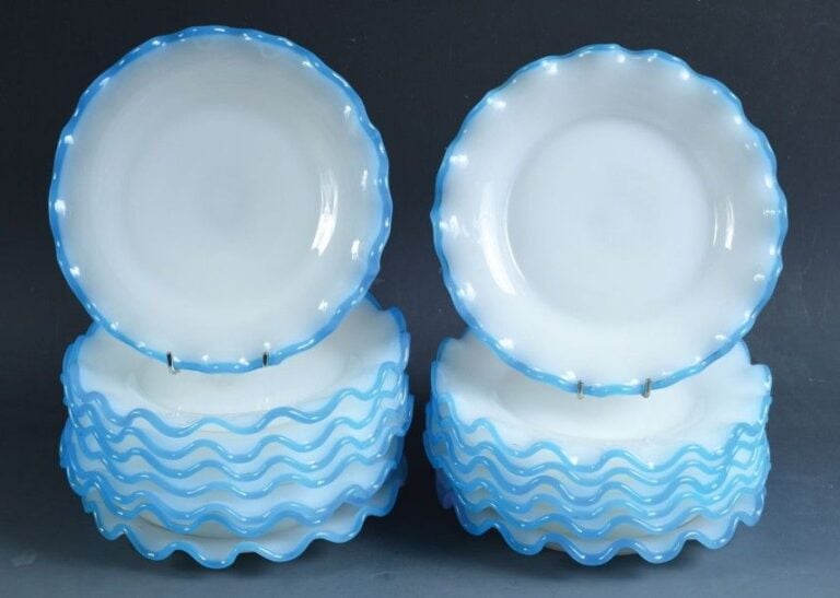 Service à dessert comprenant quatorze assiettes godronnées en opaline pâte de riz à filet de bordure en opaline bleu clai