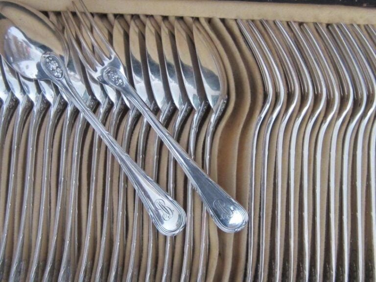 SERVICE À ENTREMETS en argent (950 millièmes), comprenant dixhuit couverts (18 fourchettes + 18 cuillères) modèle filets et rubans, agrémentés de feuilles d'acanth