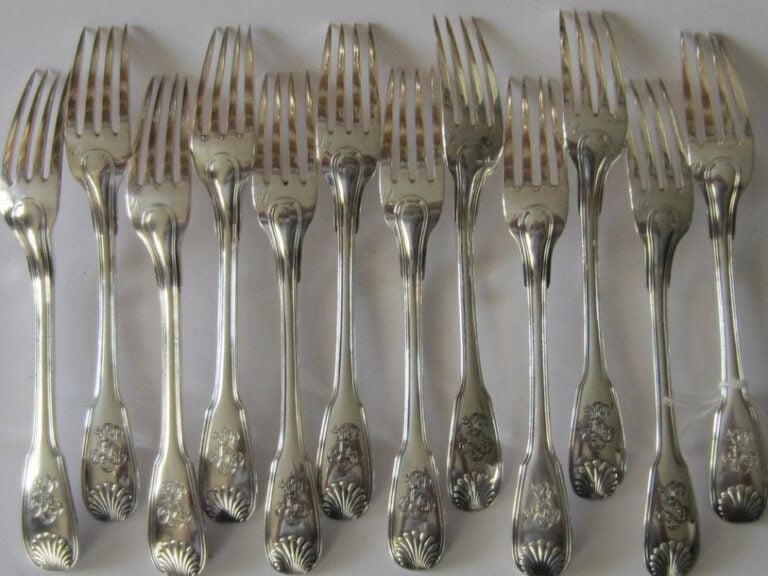SERVICE À GÂTEAUX en argent (950 millièmes) composé de ses douze fourchettes de modèle filets coquille