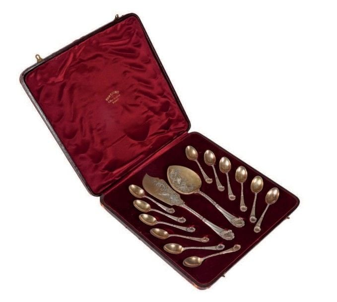 SERVICE À GÂTEAUX en argent gravé et sculpté de coquilles de chez