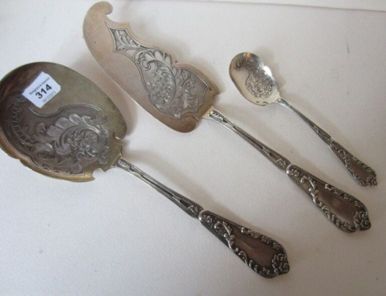 Service à glace en argent et vermeil composé de 12 cuillers et un couvert de service, les manches à filets et volutes feuillagées, les spatules chiffrées GL, les pelles gravées de feuillag