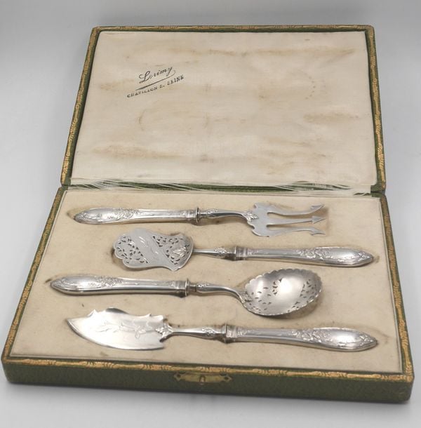 Service à hors d'oeuvre en argent fourré (950 ‰), composé de quatre pièces; les manches à motif de rubans croisés fleuris et rubané