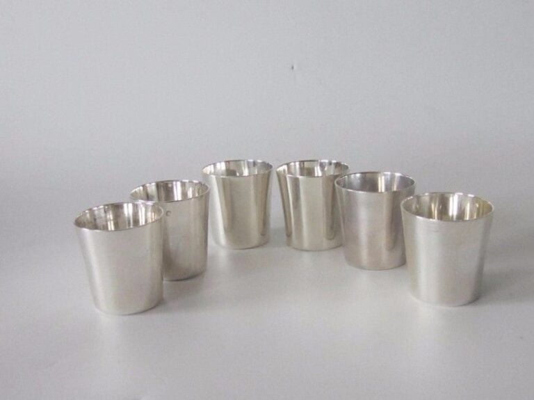 Service à liqueur composé de 6 gobelets en argent uni, à fond pla