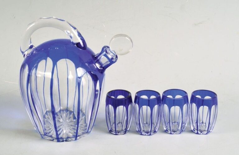 Service à liqueur en cristal doublé bleu taillé à côtes plates, composé d'un flacon à anse et de quatre verre