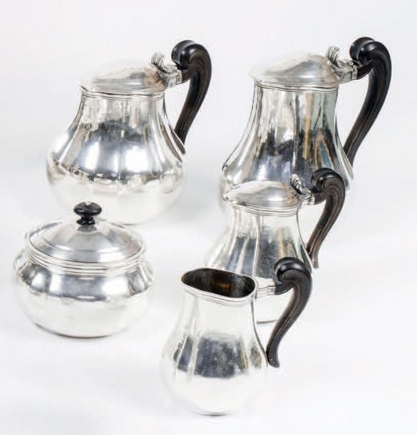 SERVICE À THÉ CAFÉ en argent (950 millièmes) comprenant six pièces: cafetière, théière, verseuse, pot à lait, sucrier et coupell
