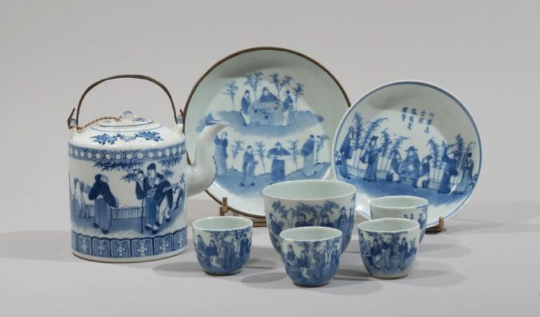 Service à thé de huit pièces comprenant une verseuse, deux coupes et quatre sorbets en porcelaine décorée en bleu sous couverte des sept lettrés devisant à une table et dans la forêt de bambo