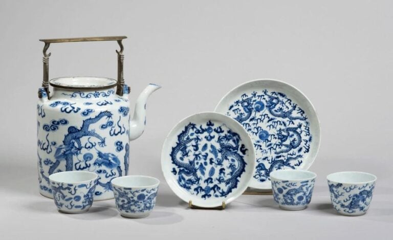 Service à thé de sept pièces comportant une verseuse, deux coupelles et quatre sorbets en porcelaine décorée en bleu sous couverte de deux dragons pourchassant la perle sacré