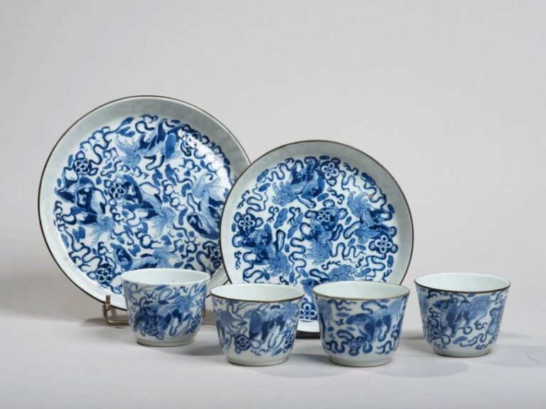 Service à thé de six pièces comprenant quatre sorbets et deux coupelles en porcelaine décorée en bleu sous couverte de cinq chimères jouant avec des balles de ruban