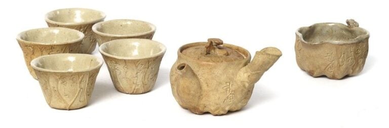 Service à thé en céramique de Kyoyaki comprenant cinq bols à thé, une théière (kyusu) et une fontaine à eau (yuzamashi) créé par Otagaki Rengetsu (1791-1875