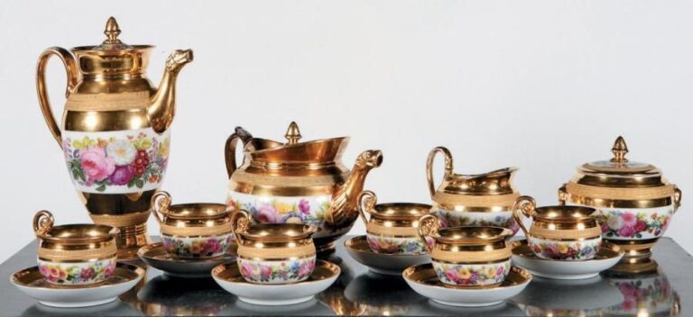 Service à thé et à café, en porcelaine à décor sur des fonds dorés, de guirlandes de fleurs et de feuillage