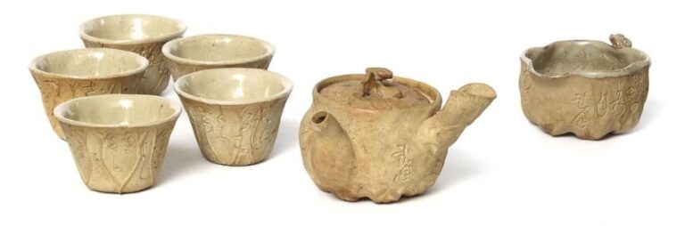 Service à thé sencha en porcelaine de Kyoyaki comprenant cinq bols à thé (chawan), un pot à thé (kyusu) et un récipient à eau (yuzamashi) par