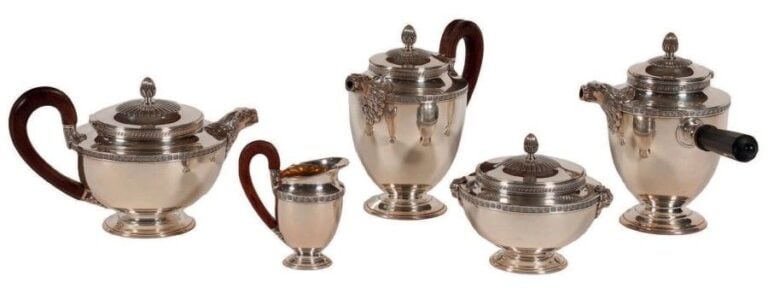 Service à verser en argent comprenant: une théière, un pot à lait, un sucrier, une cafetière et une chocolatière