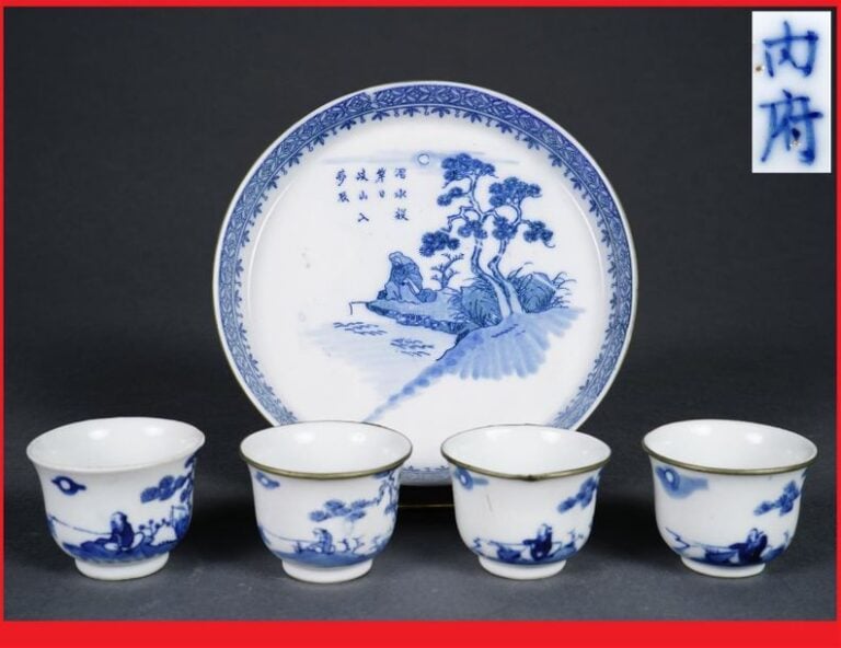 SERVICE A VIN COMPOSITE EN PORCELAINE DITE « BLEU DE HUE », NEI FU / N?I PH? / ??