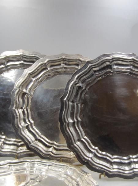 Service de platerie composé de ses six assiettes en argent ( minimum800 ‰) à contour