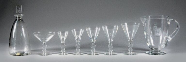 Service de verres modèle « Phalsbourg » se composant de 6 verres à liqueur, 5 verres à bordeaux, 6 verres à eau et 11 coupes à champagn