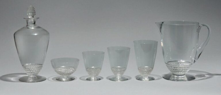 Service de verres « Nippon » (1930) se composant de 46 pièces : une carafe, un broc, neuf coupes, douze grands verres, douze verres moyens et onze petits verre