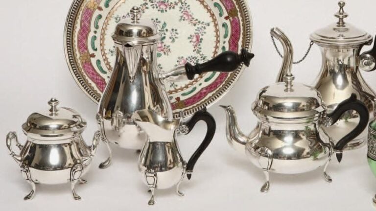 Service quatre pièces en argent composé d'une théière, une cafetière, un sucrier couvert et un crémier posant sur des pieds sabots, les corps unis, les prises en toupie, les anses en bois noirc