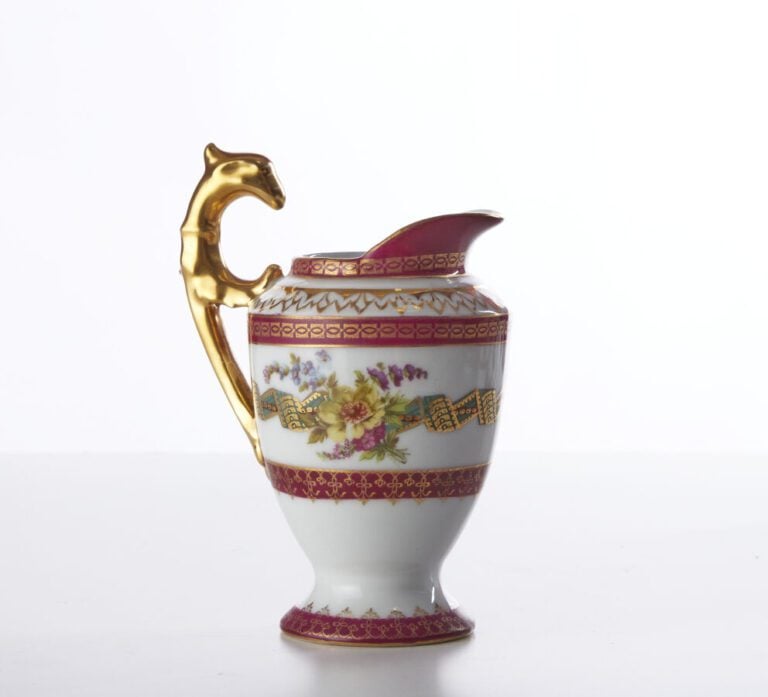SEVRES - Service à café tête à tête en porcelaine à décor de jeunes femmes dans…