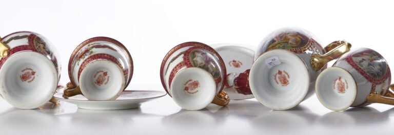 SEVRES - Service à café tête à tête en porcelaine à décor de jeunes femmes dans…
