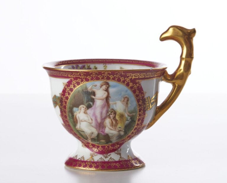SEVRES - Service à café tête à tête en porcelaine à décor de jeunes femmes dans…