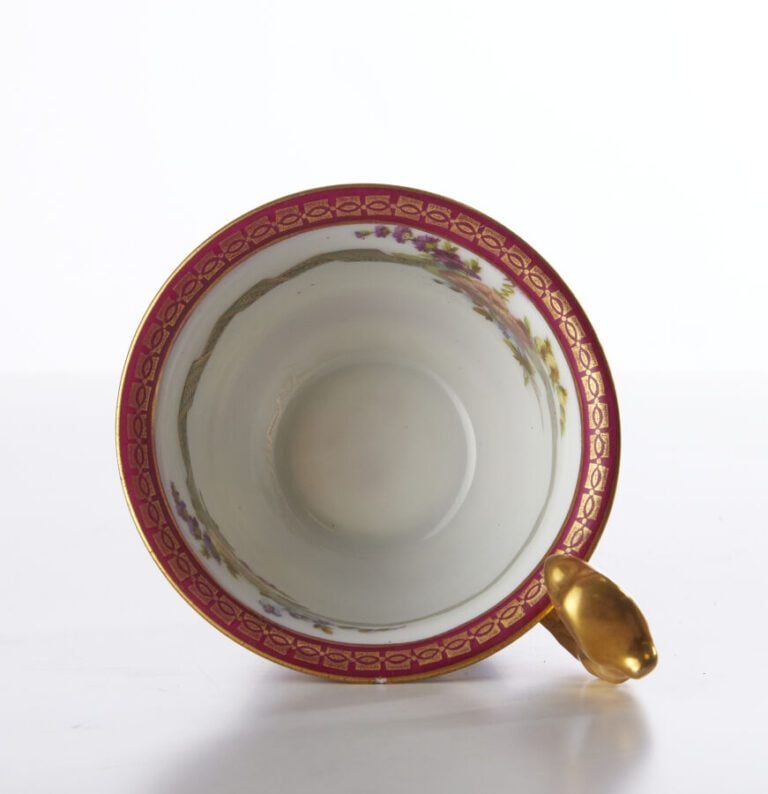 SEVRES - Service à café tête à tête en porcelaine à décor de jeunes femmes dans…