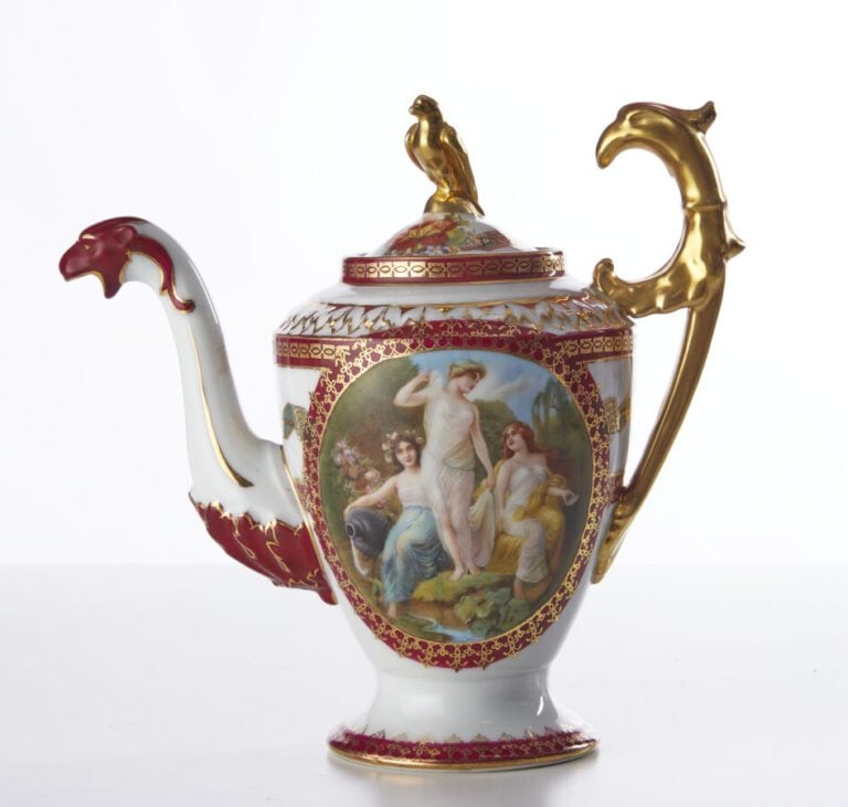SEVRES - Service à café tête à tête en porcelaine à décor de jeunes femmes dans…
