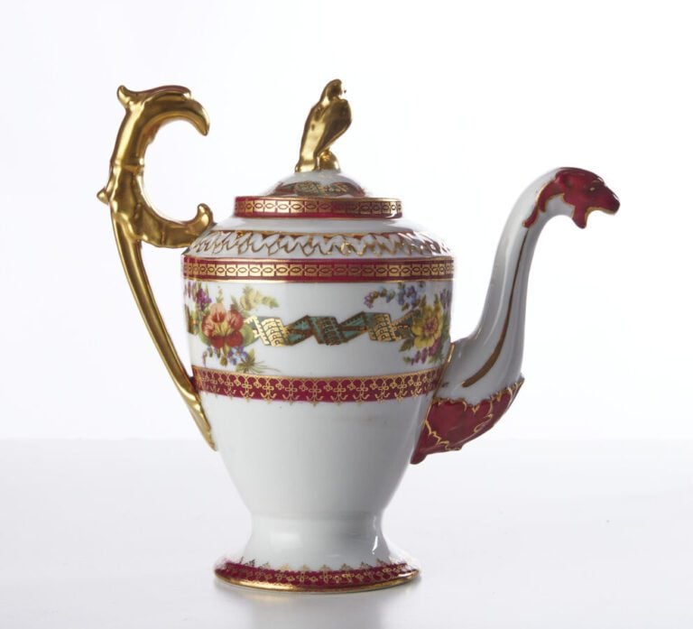 SEVRES - Service à café tête à tête en porcelaine à décor de jeunes femmes dans…