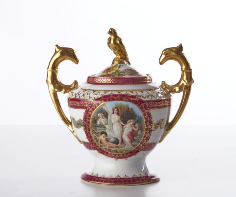 SEVRES - Service à café tête à tête en porcelaine à décor de jeunes femmes dans…