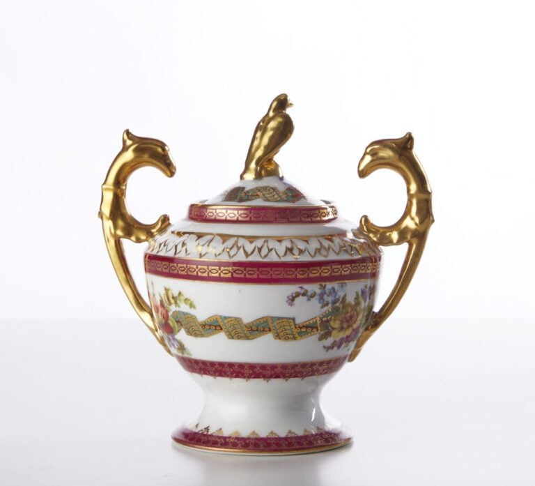 SEVRES - Service à café tête à tête en porcelaine à décor de jeunes femmes dans…