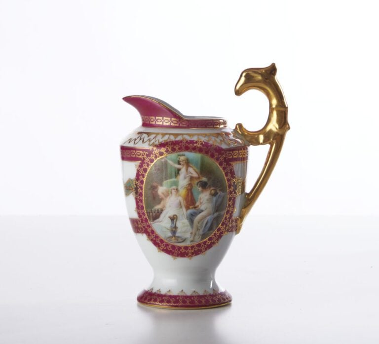 SEVRES - Service à café tête à tête en porcelaine à décor de jeunes femmes dans…