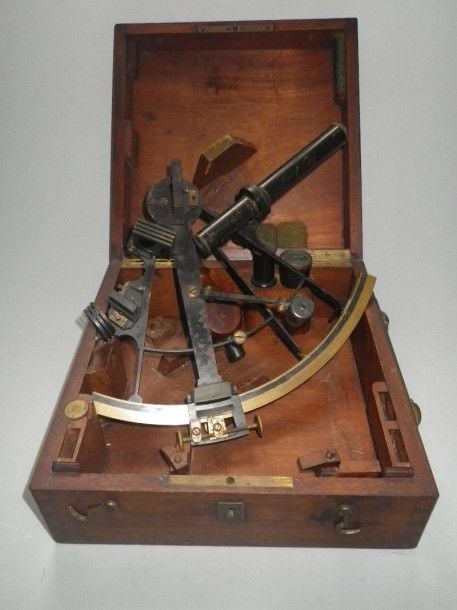 Sextant Lorieux Platine à croisillons, signée sur le limbe Lorieux à Paris et Schiavetti Bellini à Brest avec ses accessoire