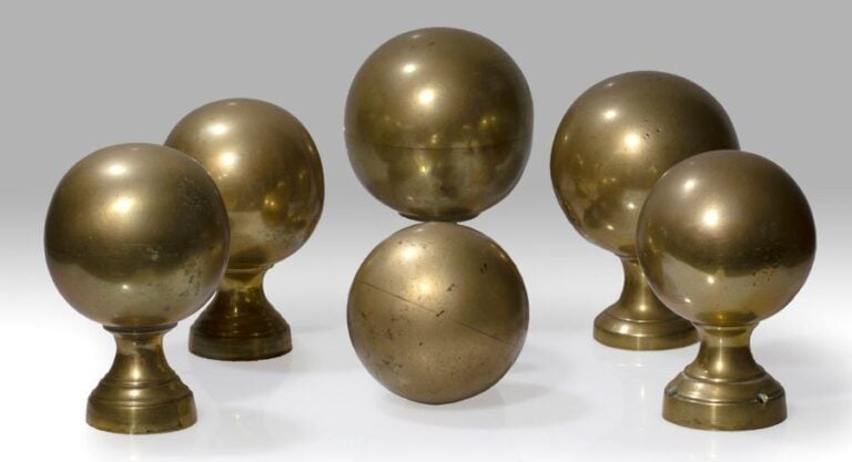Six boules de rampe en laiton (une avec son clou de fixation