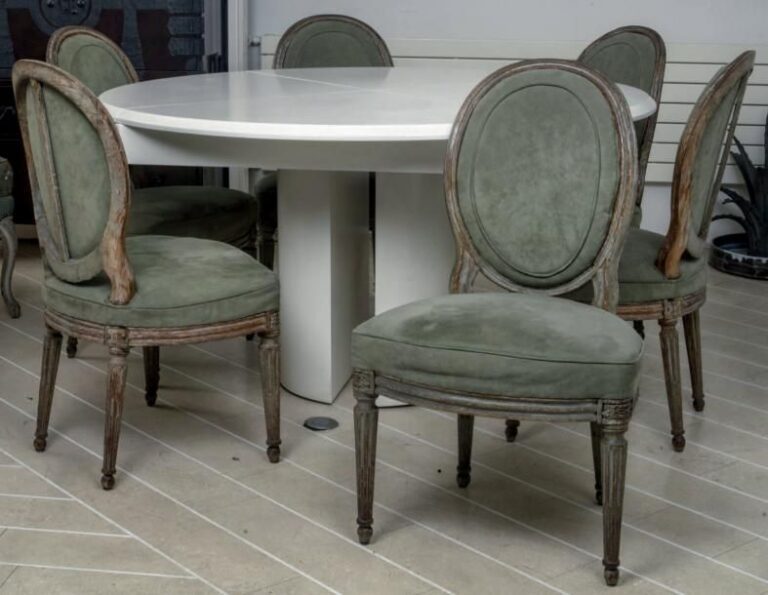 Six chaises à dossier médaillon en bois laqué mouluré et relaqué gris; quatre pieds fuselés à cannelures rudentée