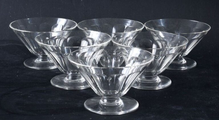 Six coupes coniques à fruits en cristal taillé à côtes plate