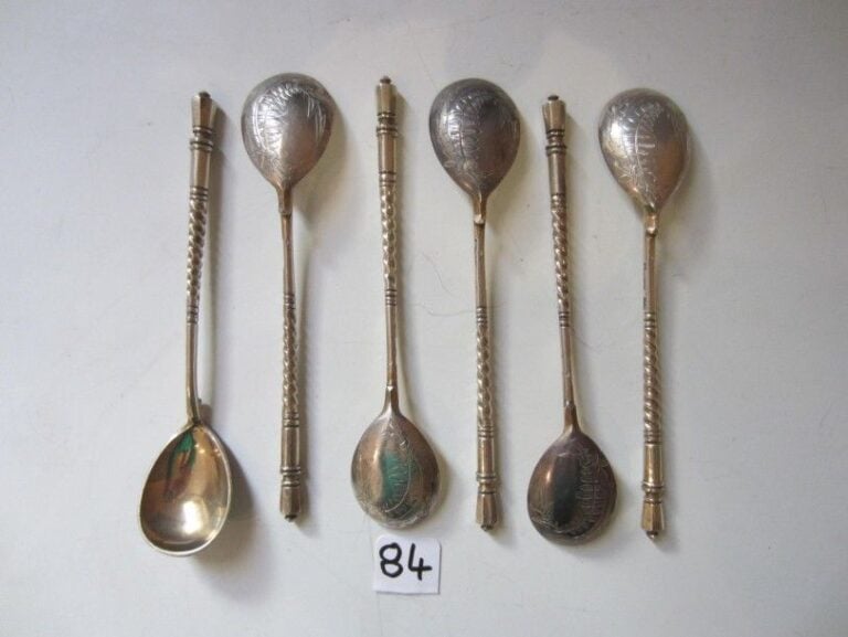 Six cuillers en argent doré, décor flora
