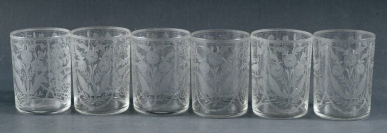 Six gobelets droits en verre finement gravé de compartiments ornés de paons, de rinceaux de feuillage, de fleurs et de fruits (une fine égrenure