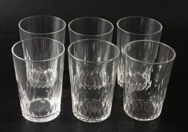 Six gobelets en cristal taillé à jeux d'orgue