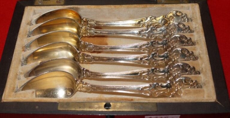 SIX PETITES CUILLÈRES en vermeil