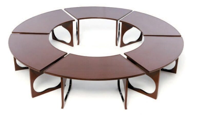 Six petites tables en forme d'éventail de couleur marron fonc