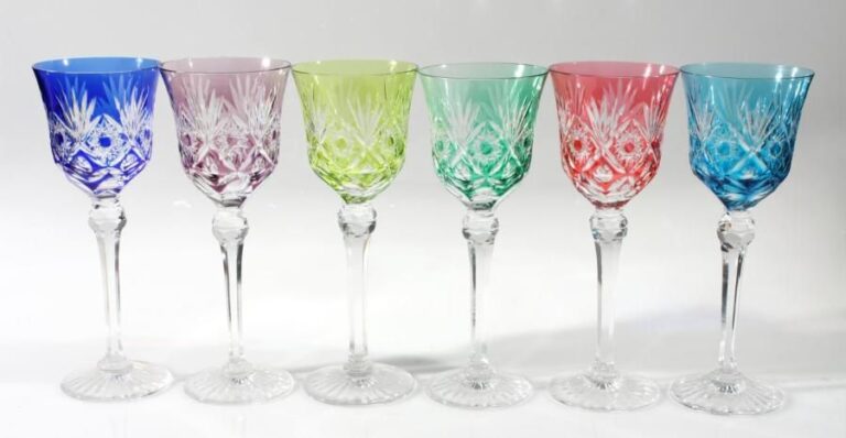 Six verres à pied overlay en cristal taillé à motif de losanges guillochés ou à lunette et de palmette