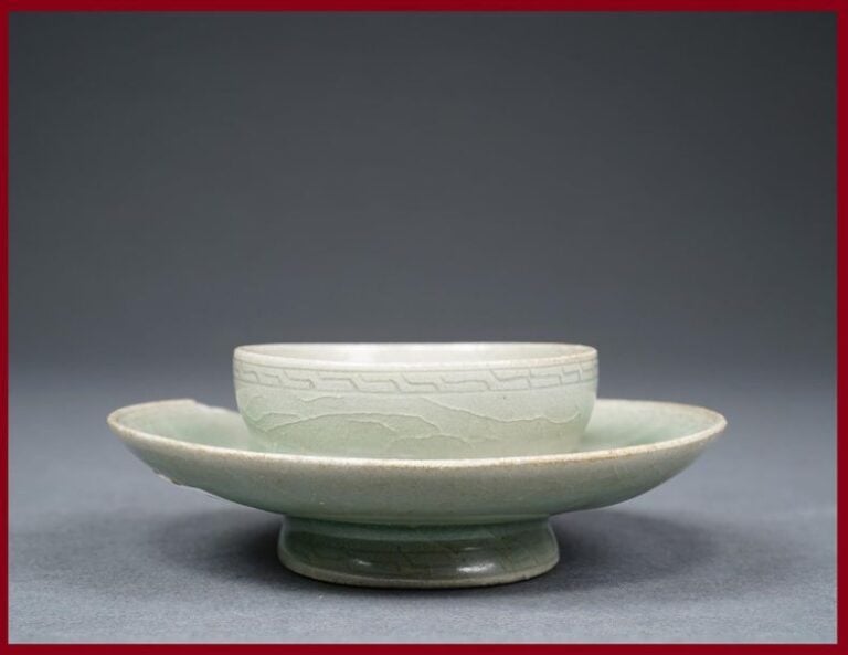 SOCLE DE COUPE A VIN EN CERAMIQUE CELADON