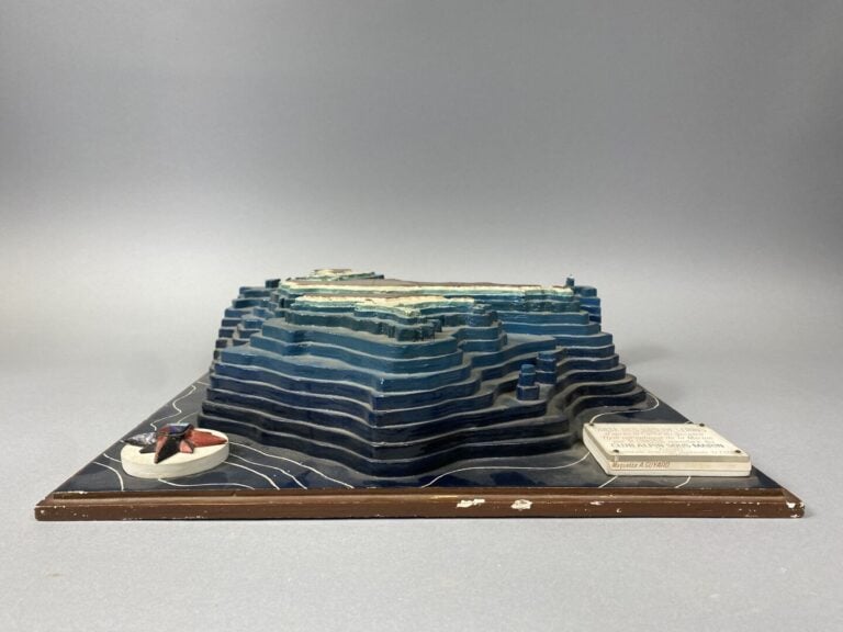 Socle en bois polychrome des îles de Lérins d'après la Carte du Service Hydrogr…