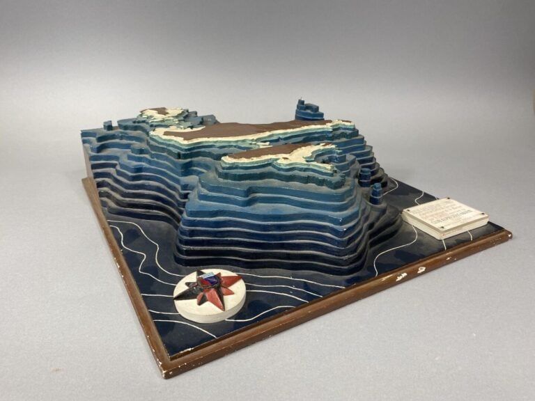 Socle en bois polychrome des îles de Lérins d'après la Carte du Service Hydrogr…